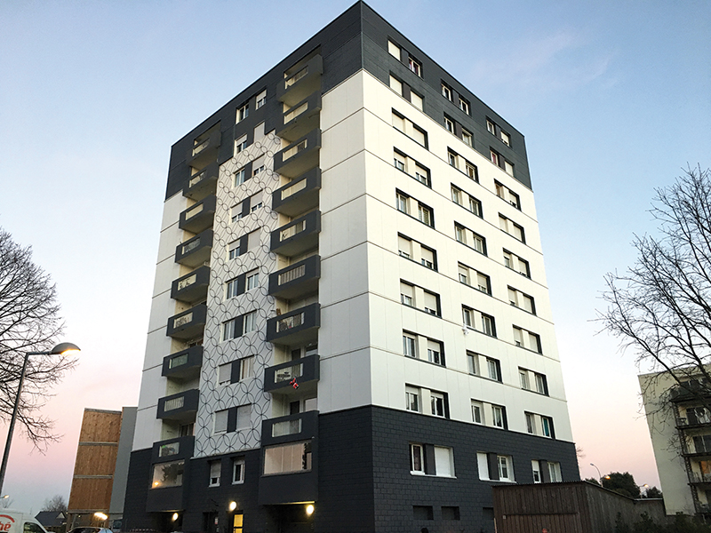 Grande tour noire et blanche dont la façade est composé de panneaux COPANEL®, marque de ciment composite